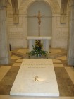 26 - pyta z grobu Jana Pawa II w grotach watykaskich